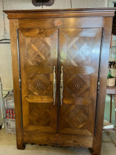 Armoire parquetée en châtaignier